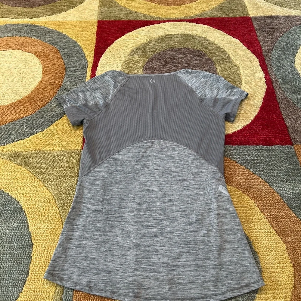 Athleta Forerunner Tee Shirt Short Sleeve Top Grey Zipper Pocket Women’s XS